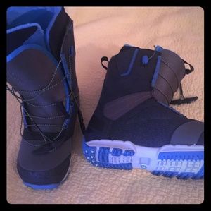 Snowboard boots